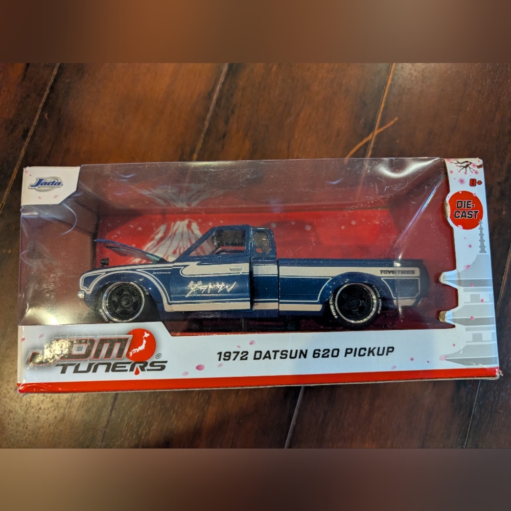 1972 DATSUN 620 PICKUP BLUE & CREAM 1/24 DIECAST MODEL CAR BY JADA